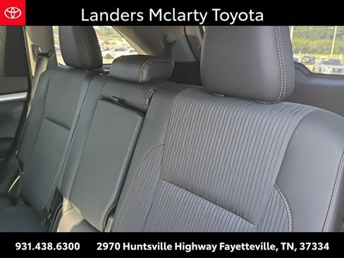 Used 2017 Toyota Highlander Plus FWD image 9