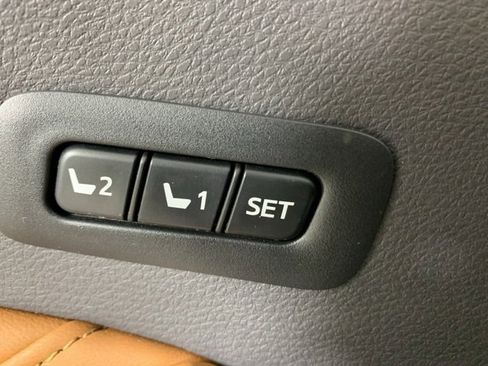 Used 2020 Toyota Avalon Limited image 17