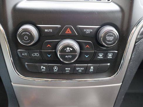 Used 2019 Jeep Grand Cherokee Laredo image 10