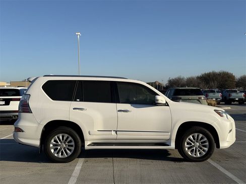Used 2018 Lexus GX 460 Premium w/ Premium Package image 3