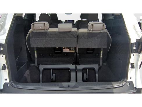 Used 2025 Toyota Sienna LE FWD image 9