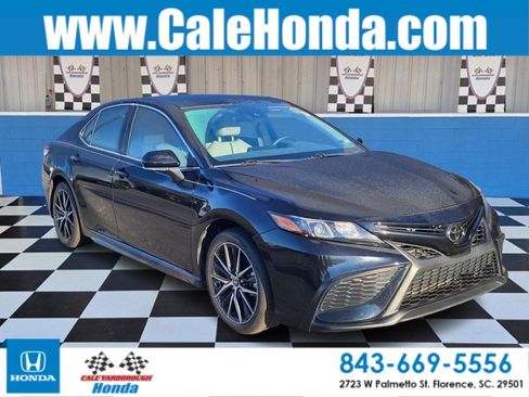 Used 2024 Toyota Camry SE image 1
