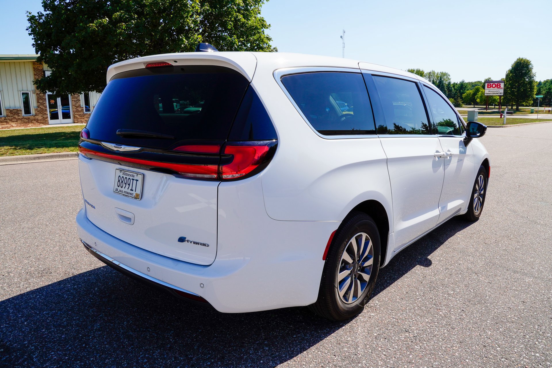 Used 2024 Chrysler Pacifica Limited FWD image 4