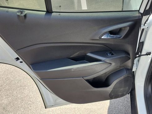 Used 2024 Chevrolet Trax LT w/ Sunroof Package FWD image 9