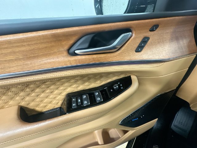 Used 2025 Jeep Grand Cherokee Summit AWD/4WD image 23