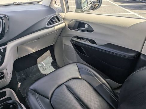 Used 2023 Chrysler Pacifica Touring-L FWD image 19