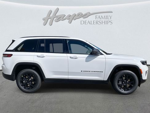 New 2025 Jeep Grand Cherokee Altitude image 3