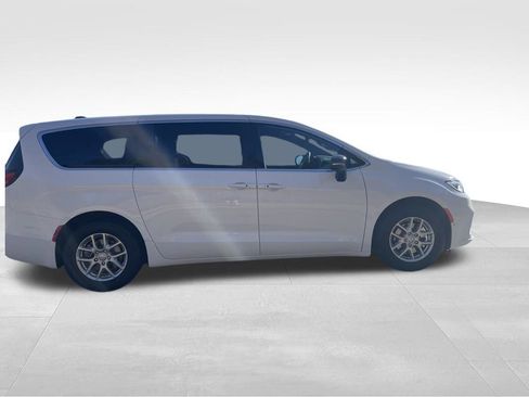 New 2026 Chrysler Pacifica Select image 4