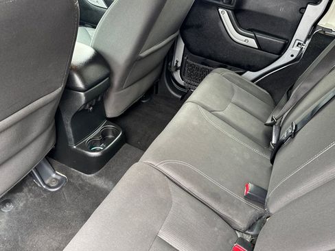 Used 2018 Jeep Wrangler Unlimited Rubicon w/ Connectivity Group AWD/4WD image 12