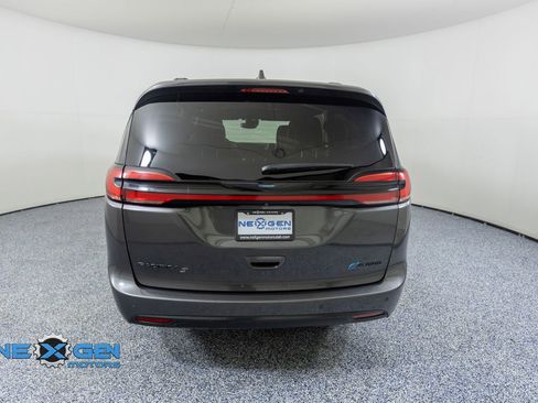 Used 2021 Chrysler Pacifica Limited w/ Uconnect Theater Family Group FWD image 6