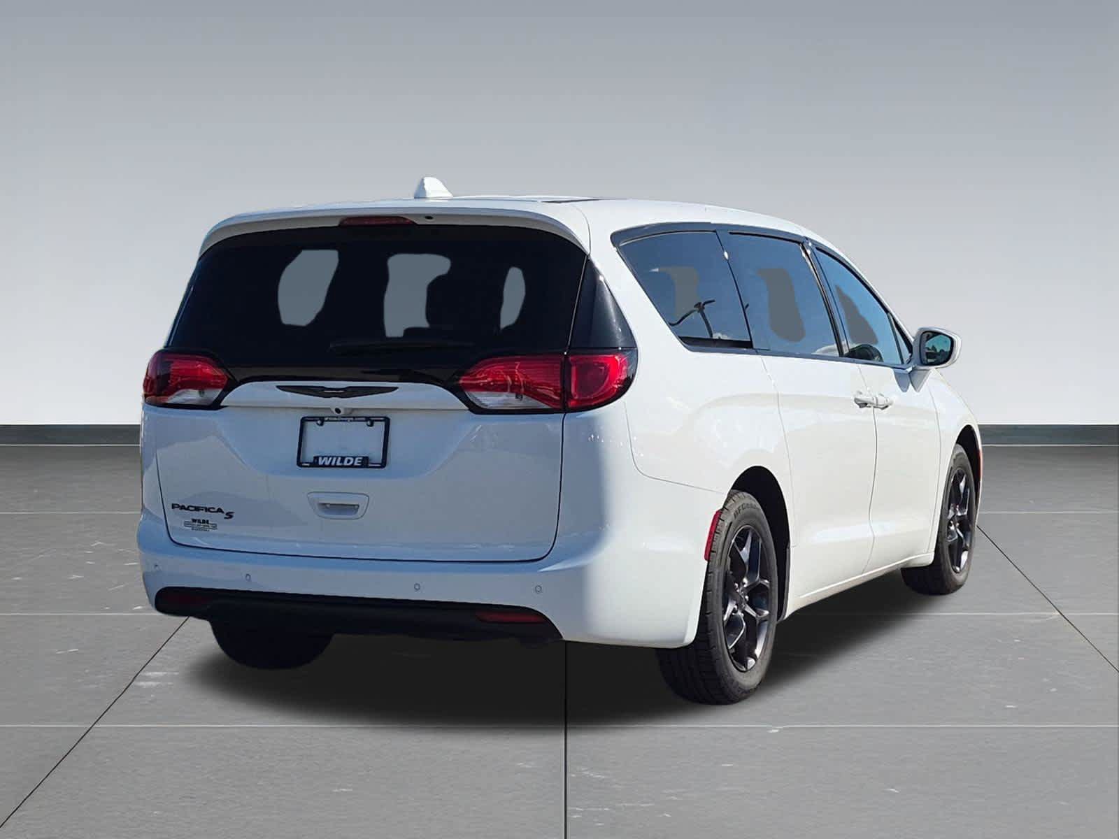 Used 2019 Chrysler Pacifica Touring Plus w/ S Appearance Package FWD image 6