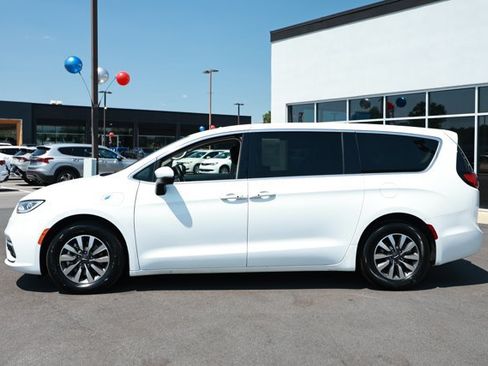 Used 2023 Chrysler Pacifica Touring-L FWD image 9