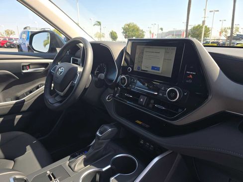 Used 2025 Toyota Highlander XLE FWD image 10