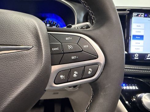 Used 2024 Chrysler Pacifica Touring-L image 19