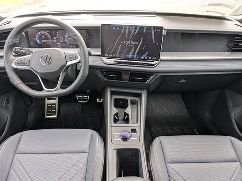 New 2026 Volkswagen Tiguan SE R-Line image 17