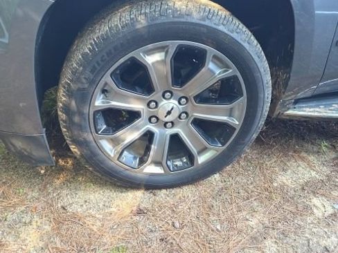 Used 2018 Chevrolet Suburban Premier AWD/4WD image 2