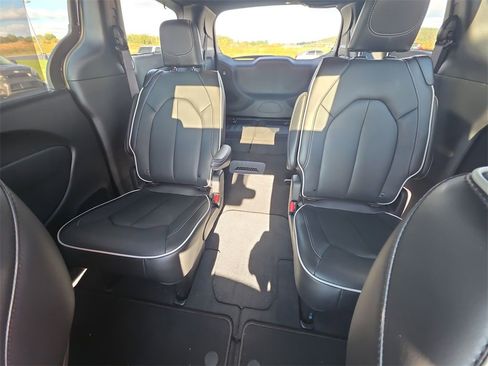 Used 2024 Chrysler Pacifica Limited w/ S Appearance Package image 23