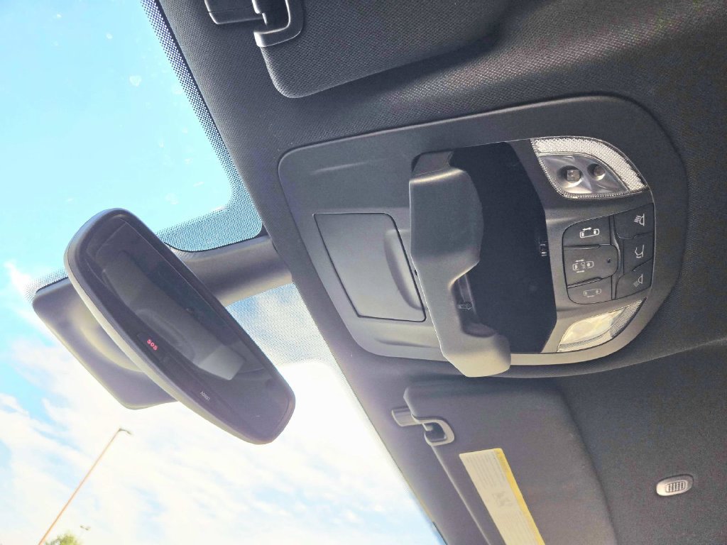 Used 2025 Chrysler Pacifica Select FWD image 31