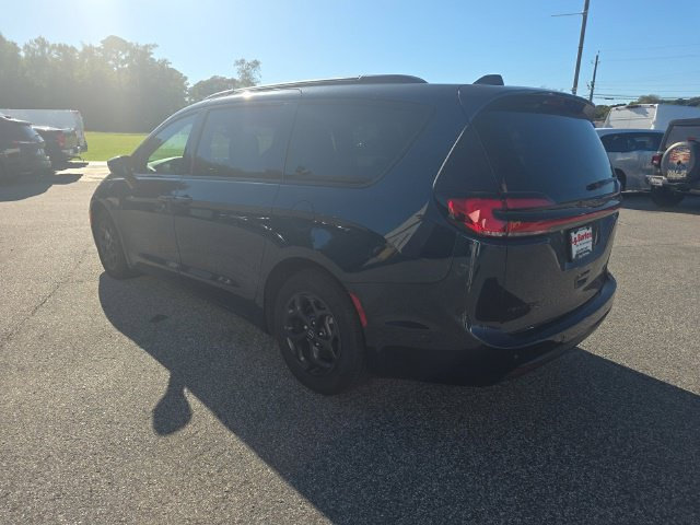 Used 2025 Chrysler Pacifica Premium FWD image 11