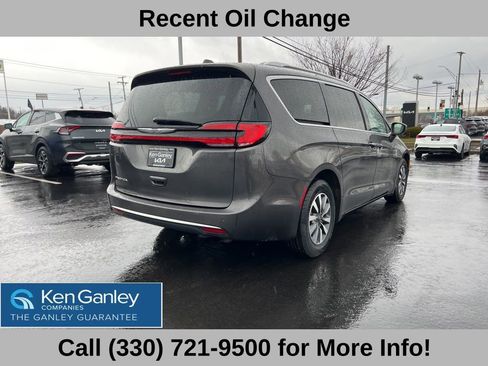Used 2021 Chrysler Pacifica Touring-L w/ Uconnect Theater Family Group image 8