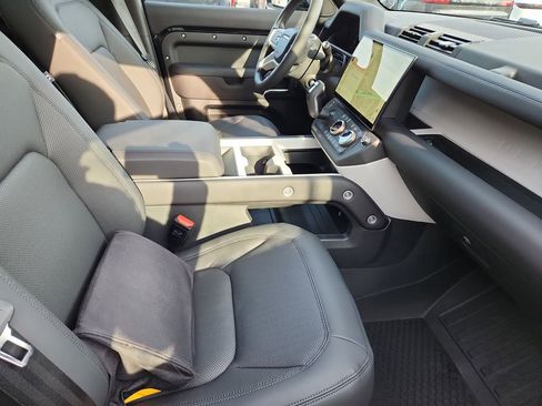 New 2026 Land Rover Defender 110 X-Dynamic SE image 3