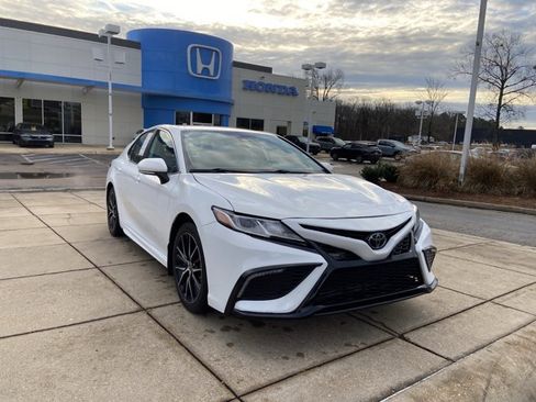 Used 2024 Toyota Camry SE image 2