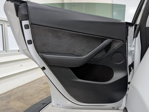 Used 2022 Tesla Model Y Long Range image 17