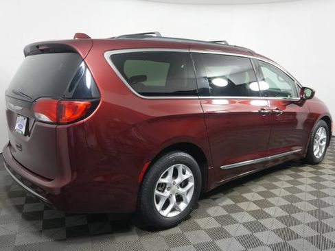 Used 2017 Chrysler Pacifica Touring-L w/ Tire & Wheel Group FWD image 3