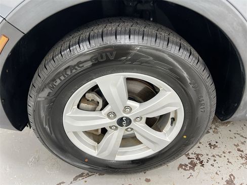 Used 2023 Kia Sorento LX image 25