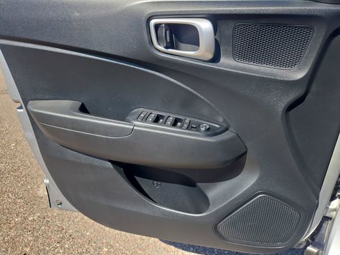 Used 2025 Hyundai Venue SE image 25