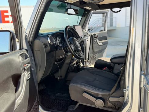 Used 2018 Jeep Wrangler Unlimited Sahara AWD/4WD image 17