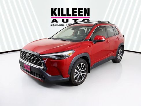Used 2022 Toyota Corolla Cross XLE w/ Convenience Package FWD image 3