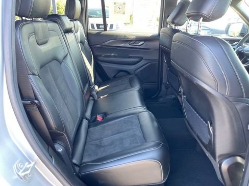 Used 2025 Jeep Grand Cherokee Altitude AWD/4WD image 31