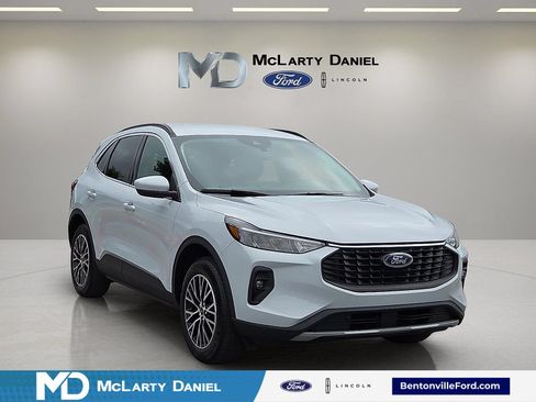 Certified 2025 Ford Escape SE FWD image 1