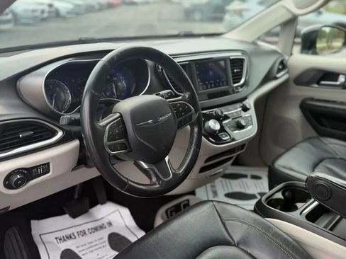 Used 2020 Chrysler Pacifica Touring-L FWD image 10