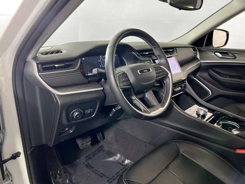 Used 2022 Jeep Grand Cherokee Limited image 9