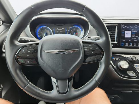 Used 2018 Chrysler Pacifica Touring Plus FWD image 15