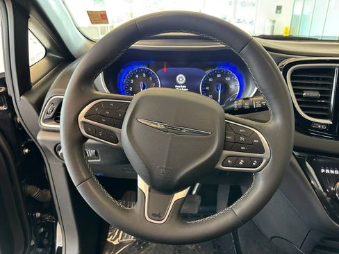 Used 2025 Chrysler Pacifica Select FWD image 18