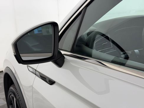 Used 2022 Volkswagen Tiguan SEL R-Line image 23