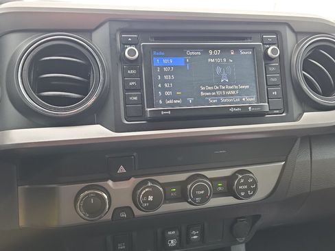 Used 2019 Toyota Tacoma SR5 AWD/4WD image 12