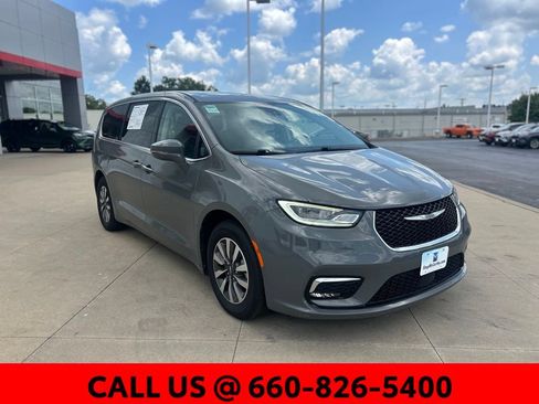 Used 2022 Chrysler Pacifica Touring-L FWD image 4