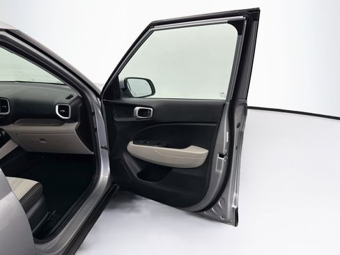 Used 2025 Hyundai Venue SEL FWD image 31