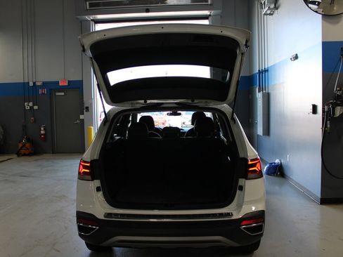 Used 2024 Volkswagen Taos SE w/ Panoramic Sunroof Package AWD/4WD image 28