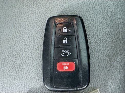 Used 2020 Toyota Highlander XLE FWD image 38