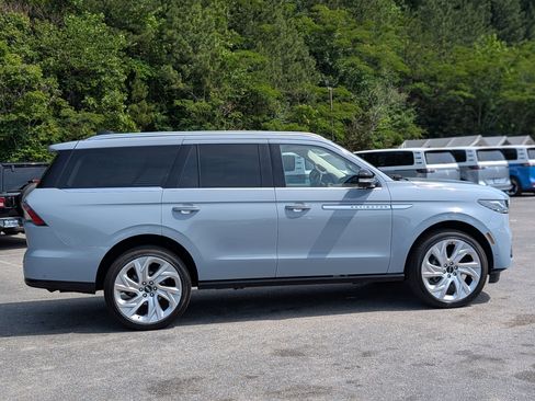 Used 2025 Lincoln Navigator Reserve AWD/4WD image 10