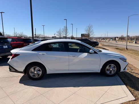 Used 2024 Hyundai Elantra SE image 6