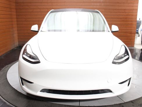Used 2021 Tesla Model Y Long Range image 3