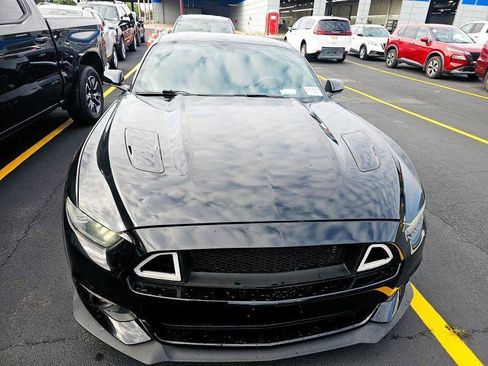 Used 2017 Ford Mustang GT RWD image 2