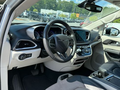 Used 2024 Chrysler Pacifica Touring-L FWD image 15