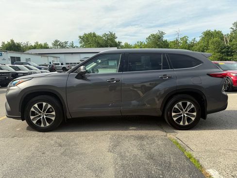Used 2022 Toyota Highlander XLE AWD/4WD image 7